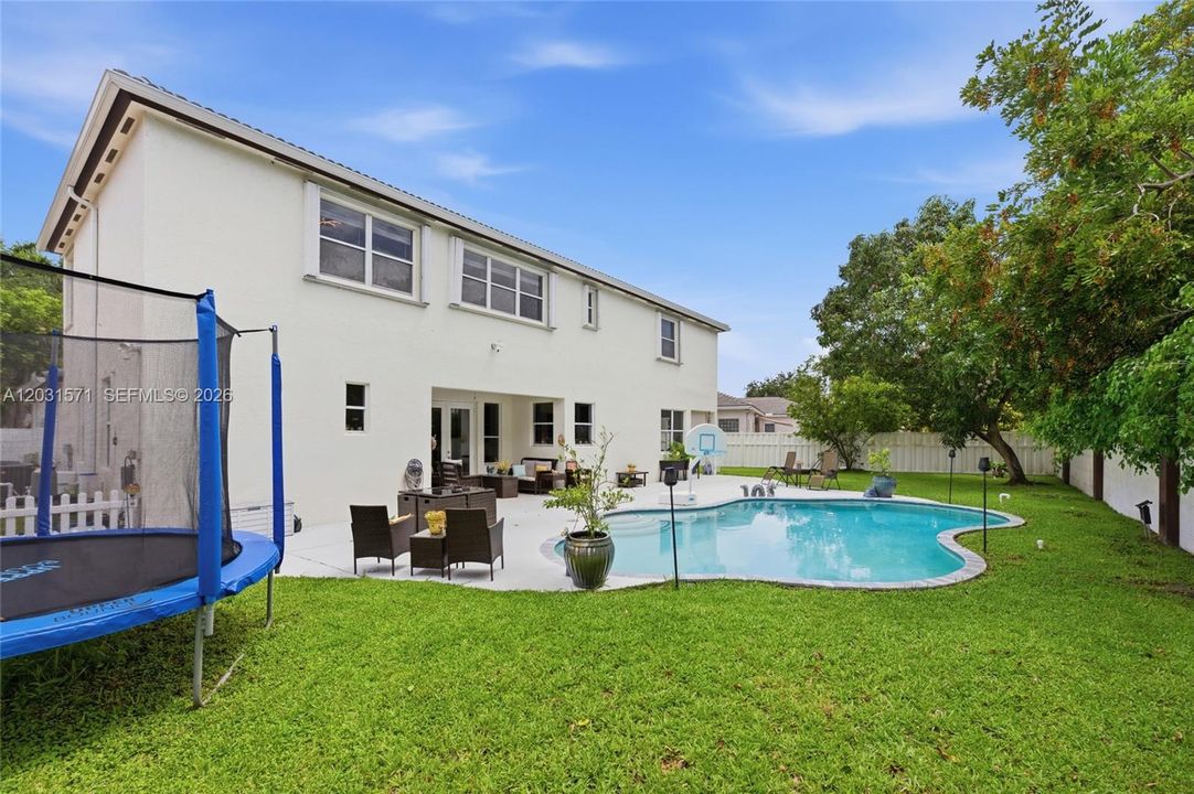 En Venta: $1,300,000 (5 camas, 3 baños, 3692 Pies cuadrados)