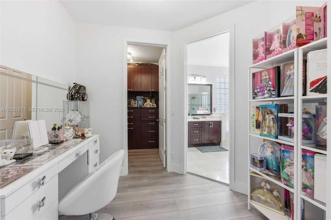 En Venta: $1,300,000 (5 camas, 3 baños, 3692 Pies cuadrados)