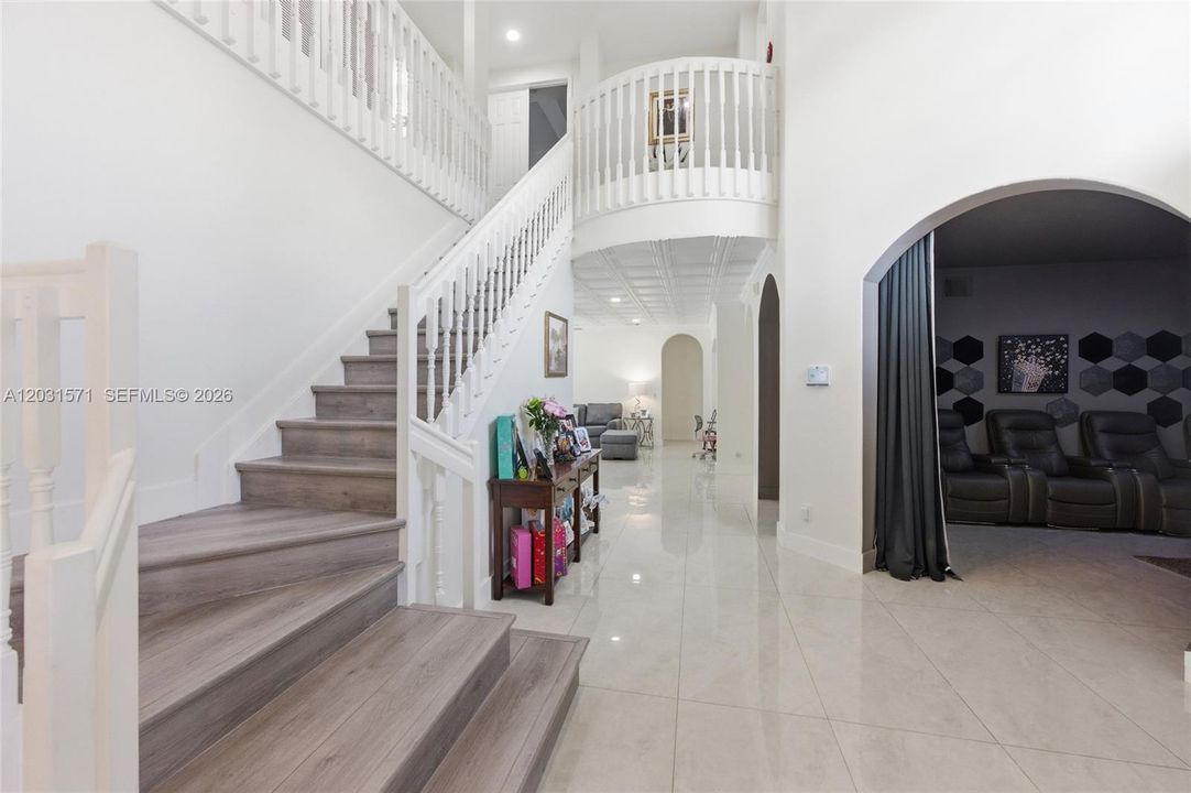 En Venta: $1,300,000 (5 camas, 3 baños, 3692 Pies cuadrados)