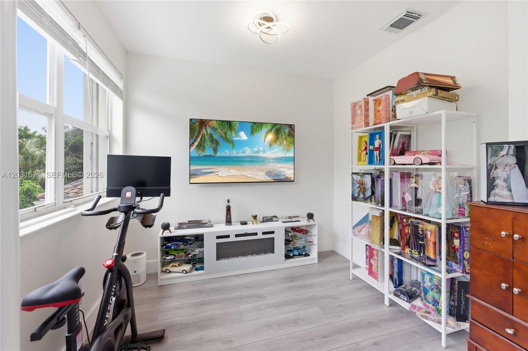 En Venta: $1,300,000 (5 camas, 3 baños, 3692 Pies cuadrados)