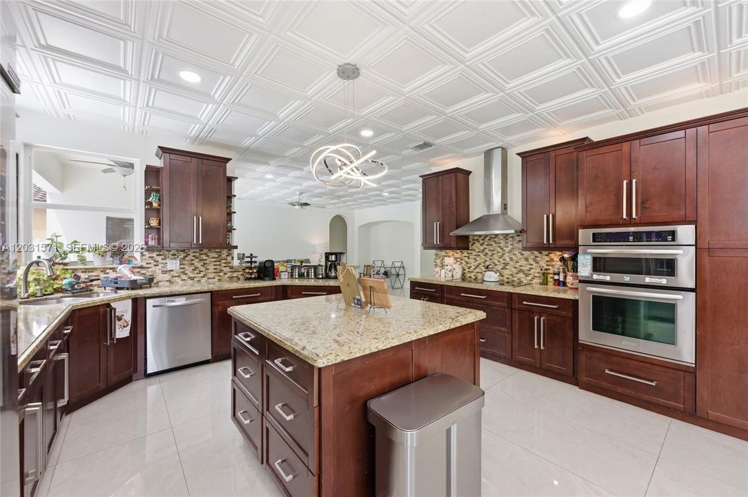 En Venta: $1,300,000 (5 camas, 3 baños, 3692 Pies cuadrados)
