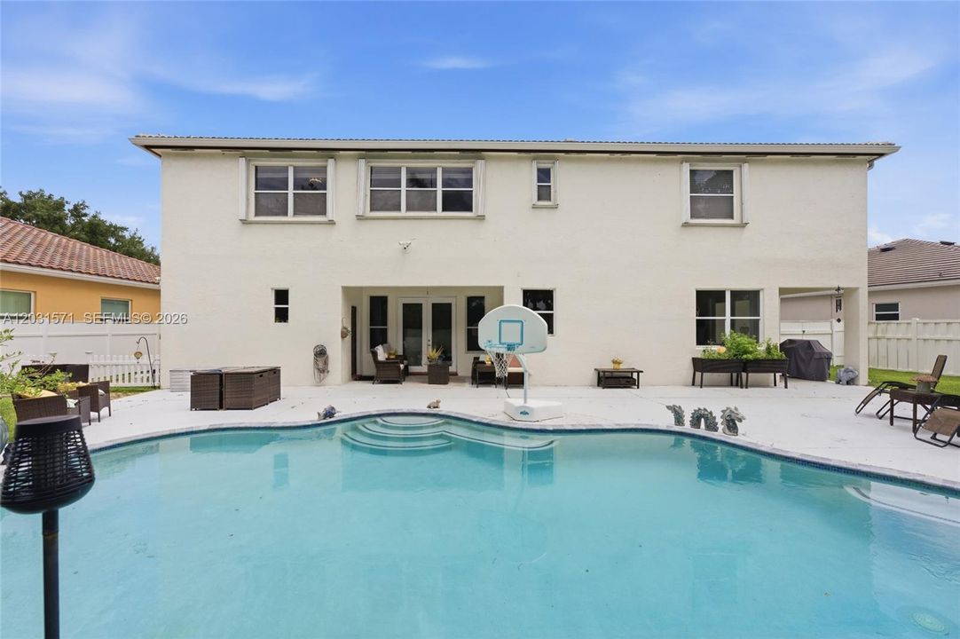 En Venta: $1,300,000 (5 camas, 3 baños, 3692 Pies cuadrados)