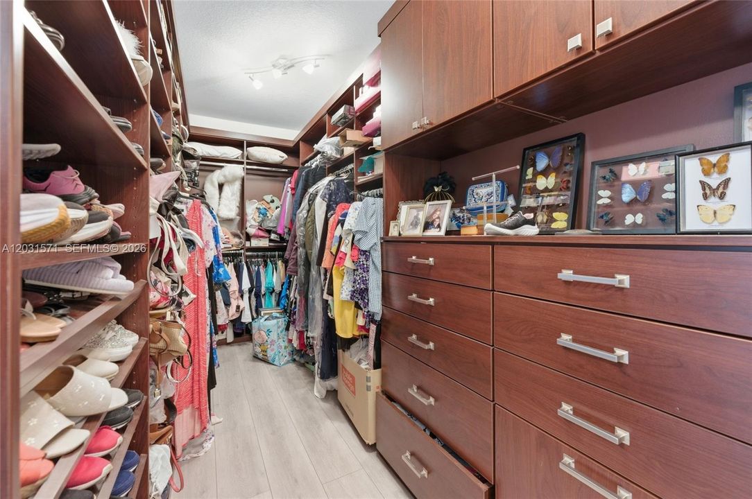 En Venta: $1,300,000 (5 camas, 3 baños, 3692 Pies cuadrados)