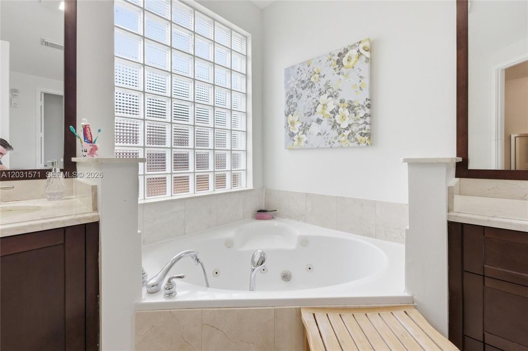 En Venta: $1,300,000 (5 camas, 3 baños, 3692 Pies cuadrados)