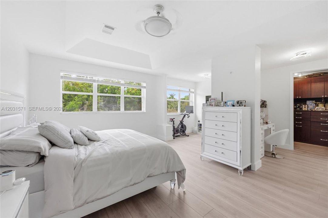 En Venta: $1,300,000 (5 camas, 3 baños, 3692 Pies cuadrados)