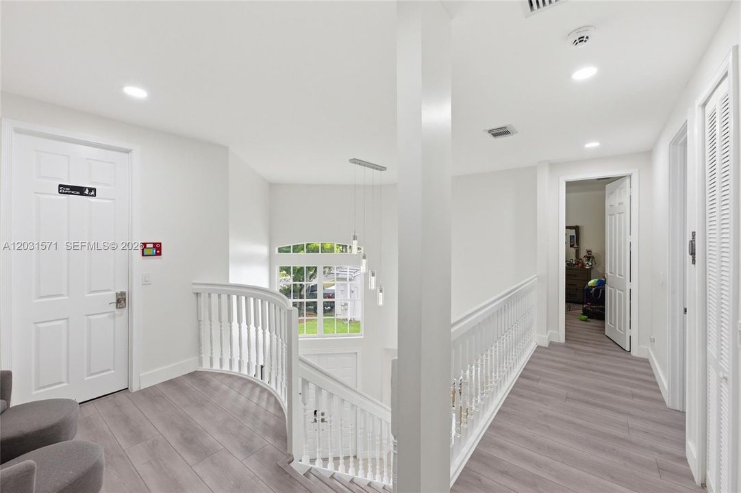 En Venta: $1,300,000 (5 camas, 3 baños, 3692 Pies cuadrados)