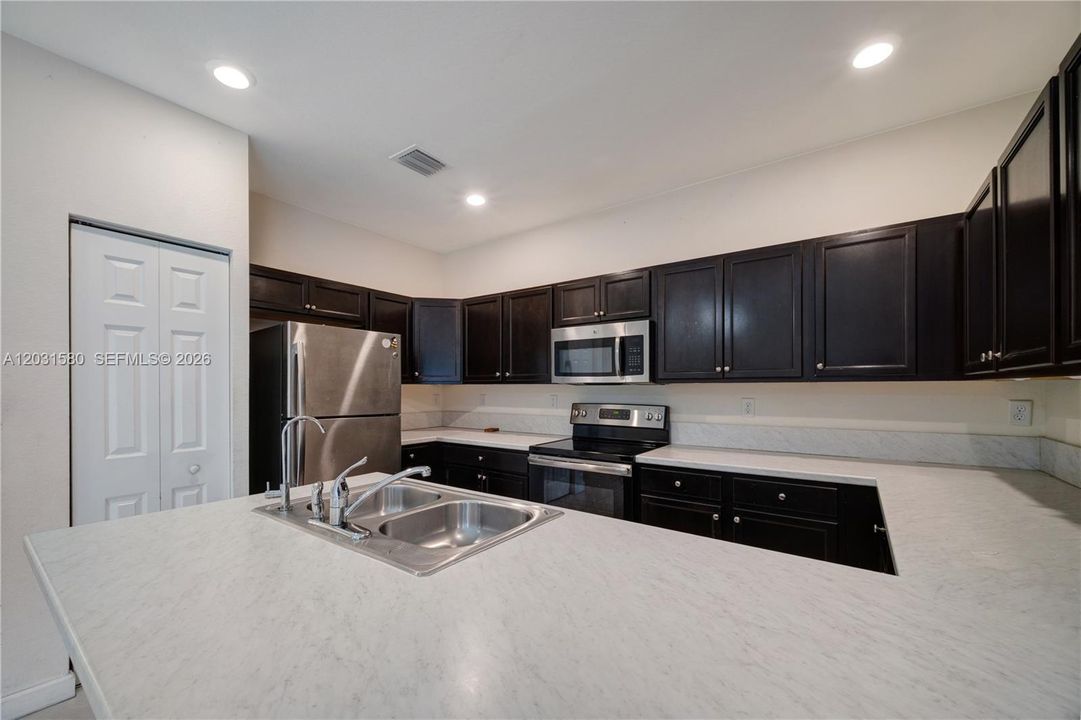 For Sale: $400,000 (3 beds, 2 baths, 1659 Square Feet)