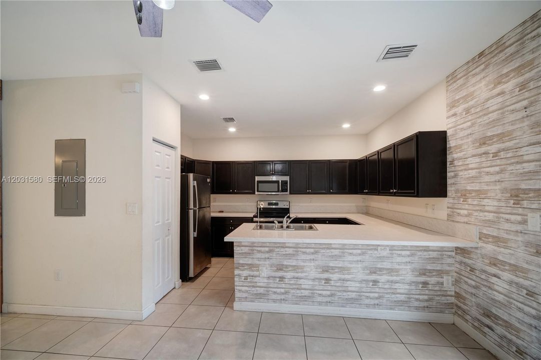 For Sale: $400,000 (3 beds, 2 baths, 1659 Square Feet)
