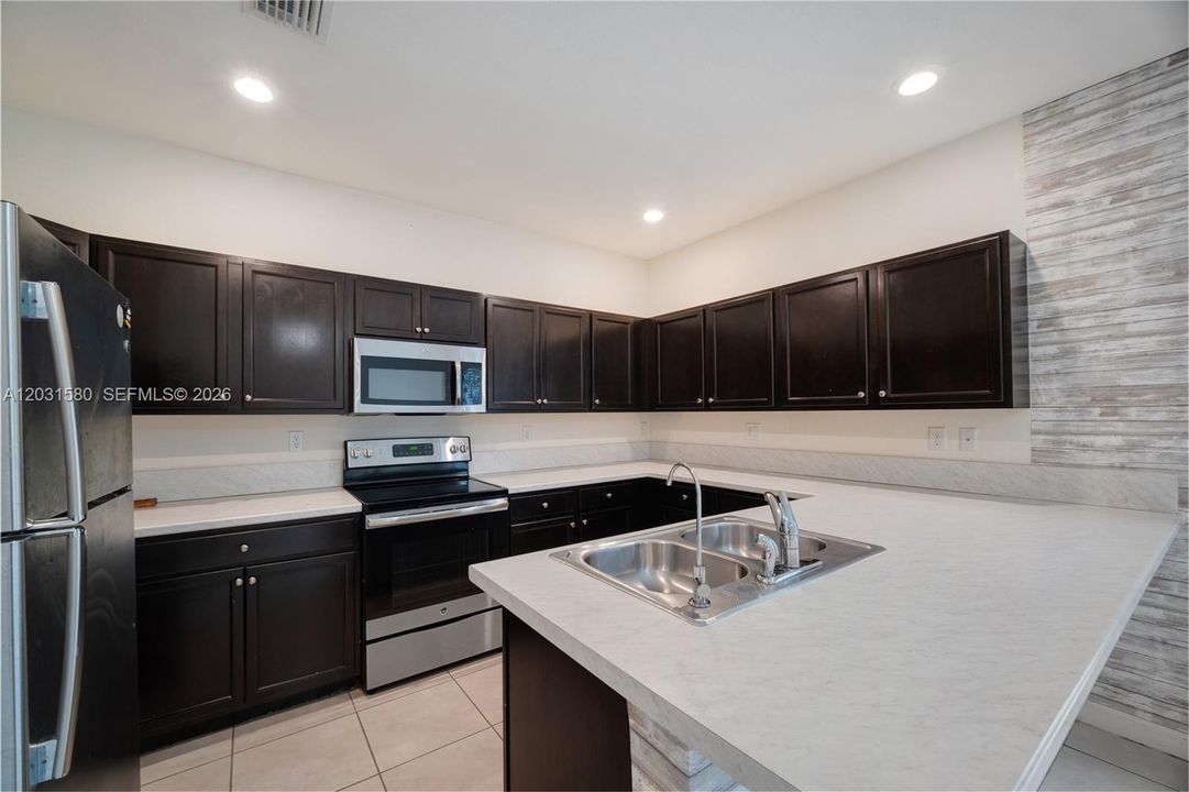 For Sale: $400,000 (3 beds, 2 baths, 1659 Square Feet)