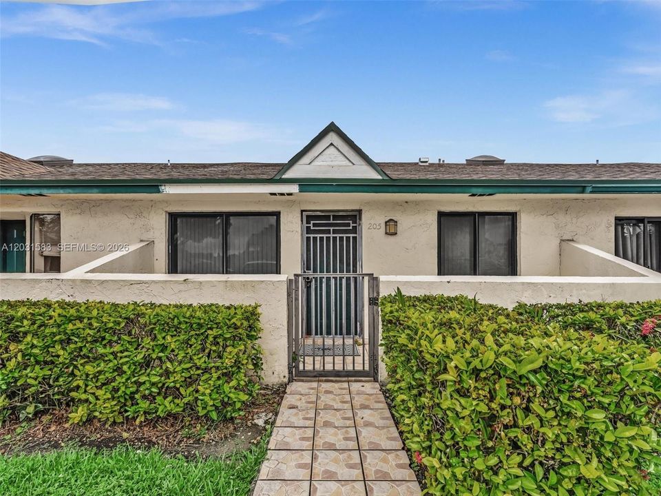 For Sale: $339,000 (2 beds, 2 baths, 982 Square Feet)