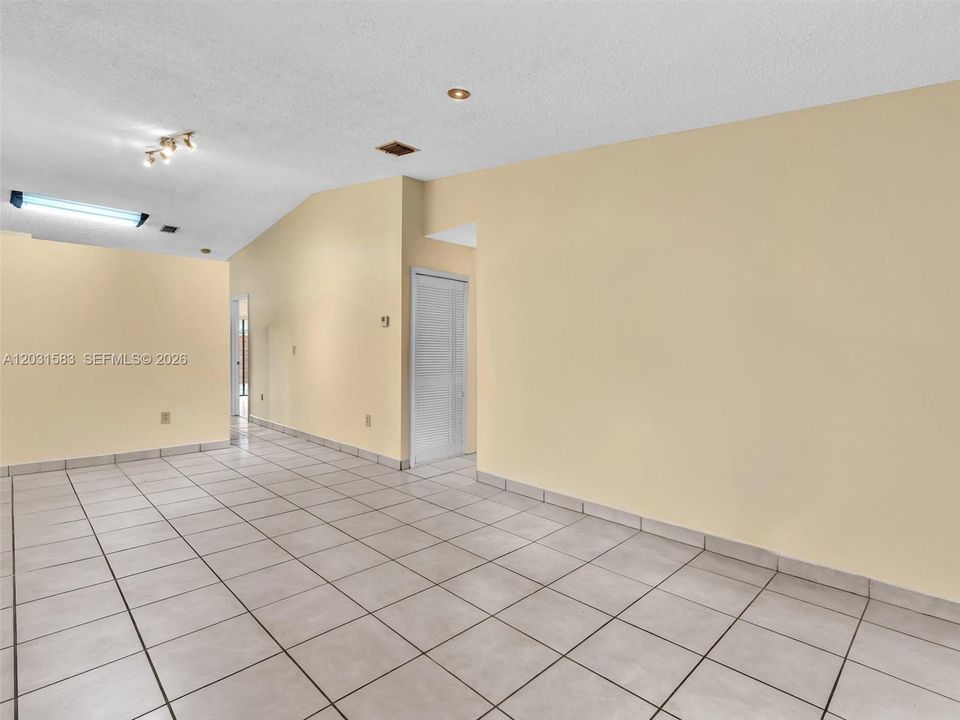 For Sale: $339,000 (2 beds, 2 baths, 982 Square Feet)