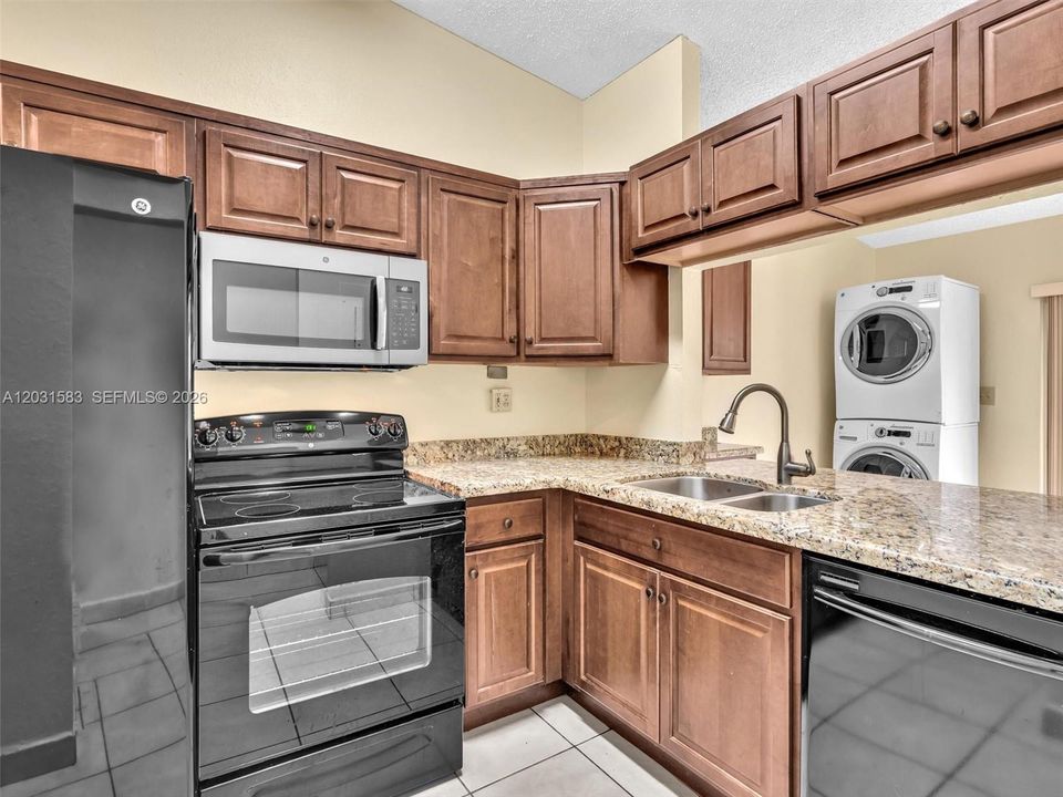 For Sale: $339,000 (2 beds, 2 baths, 982 Square Feet)