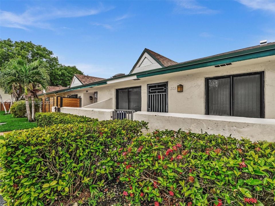 For Sale: $339,000 (2 beds, 2 baths, 982 Square Feet)