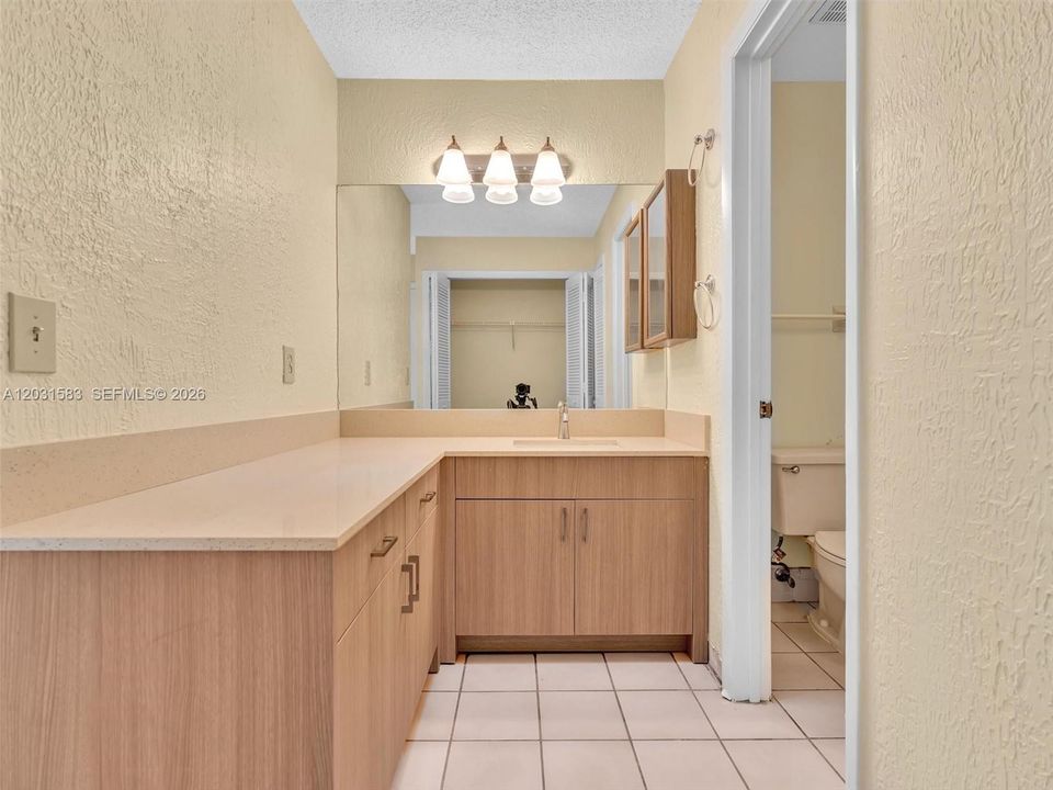 For Sale: $339,000 (2 beds, 2 baths, 982 Square Feet)