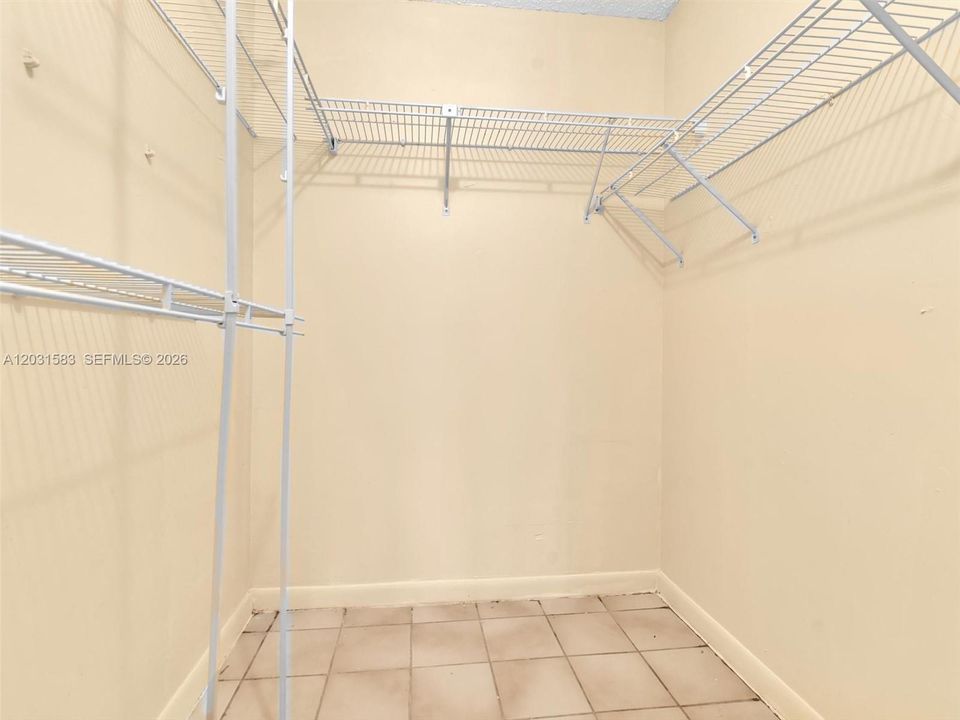 For Sale: $339,000 (2 beds, 2 baths, 982 Square Feet)