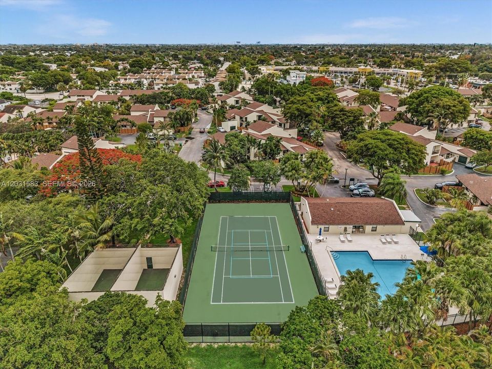 For Sale: $339,000 (2 beds, 2 baths, 982 Square Feet)
