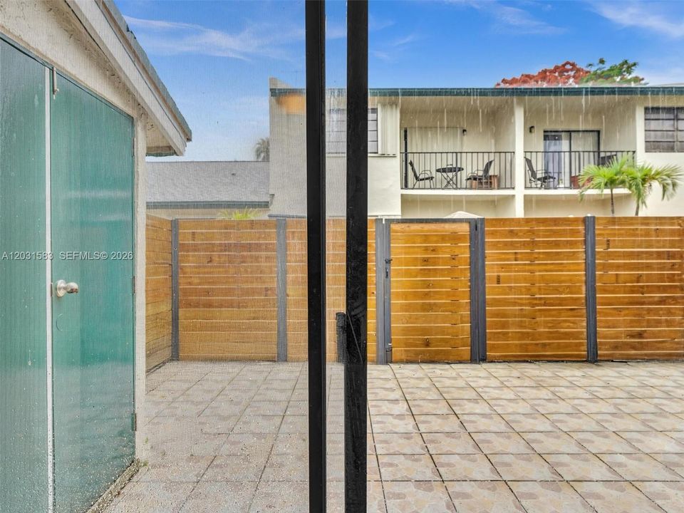 For Sale: $339,000 (2 beds, 2 baths, 982 Square Feet)