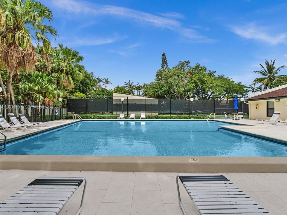 For Sale: $339,000 (2 beds, 2 baths, 982 Square Feet)