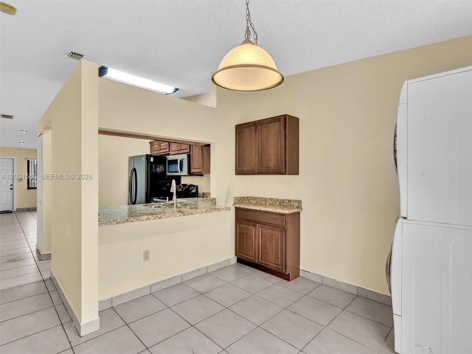 For Sale: $339,000 (2 beds, 2 baths, 982 Square Feet)