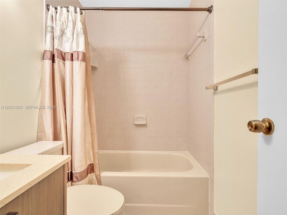 For Sale: $339,000 (2 beds, 2 baths, 982 Square Feet)