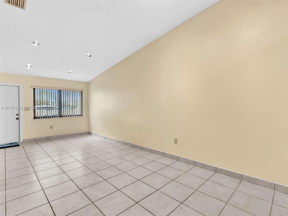For Sale: $339,000 (2 beds, 2 baths, 982 Square Feet)