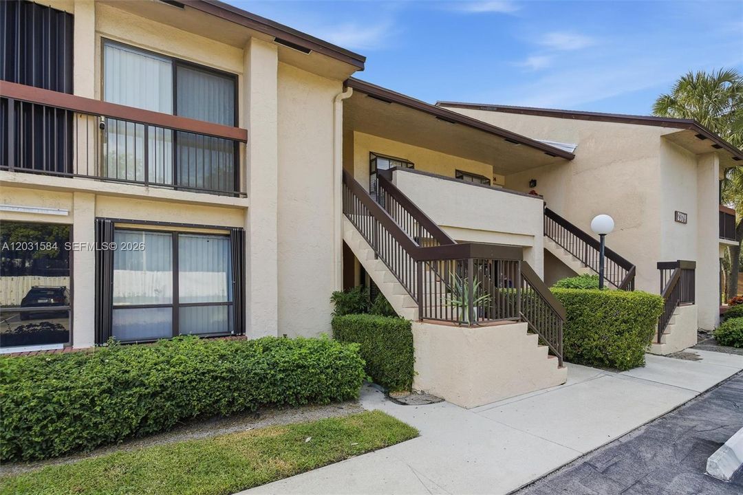For Sale: $279,500 (2 beds, 2 baths, 1100 Square Feet)