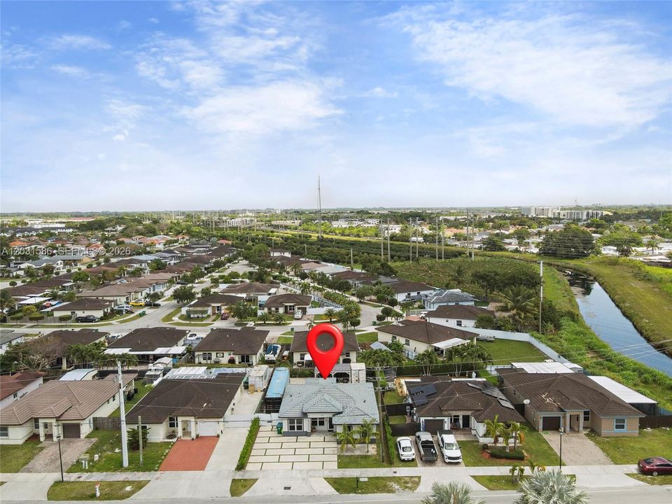 For Sale: $600,000 (4 beds, 2 baths, 1527 Square Feet)
