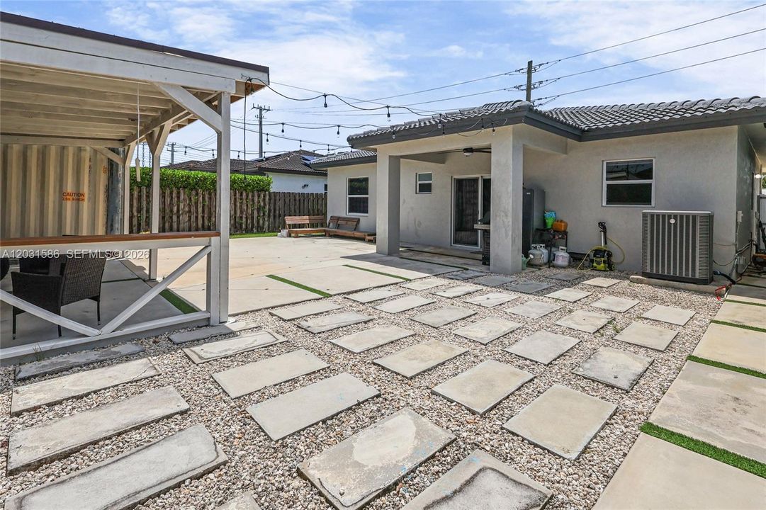 For Sale: $600,000 (4 beds, 2 baths, 1527 Square Feet)