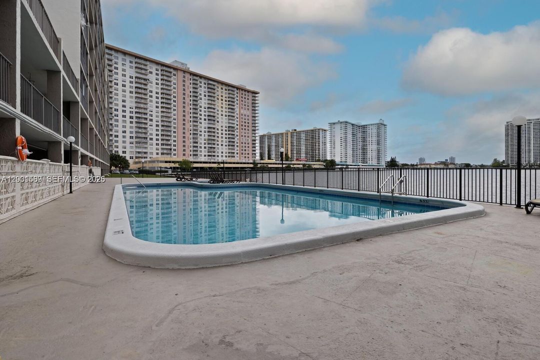 For Sale: $380,000 (2 beds, 2 baths, 1320 Square Feet)