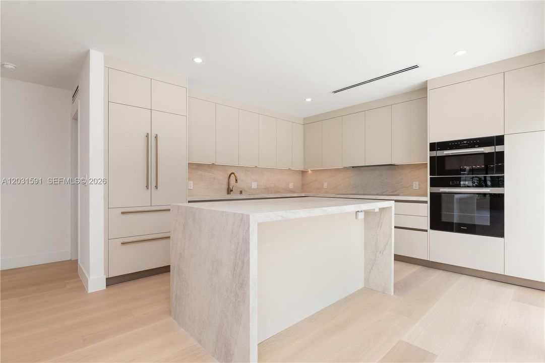 For Sale: $1,950,000 (3 beds, 3 baths, 1555 Square Feet)