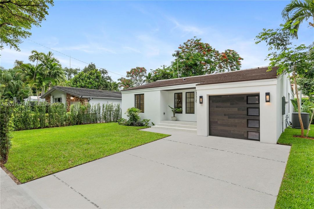 For Sale: $1,950,000 (3 beds, 3 baths, 1555 Square Feet)