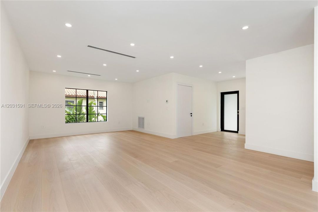 For Sale: $1,950,000 (3 beds, 3 baths, 1555 Square Feet)