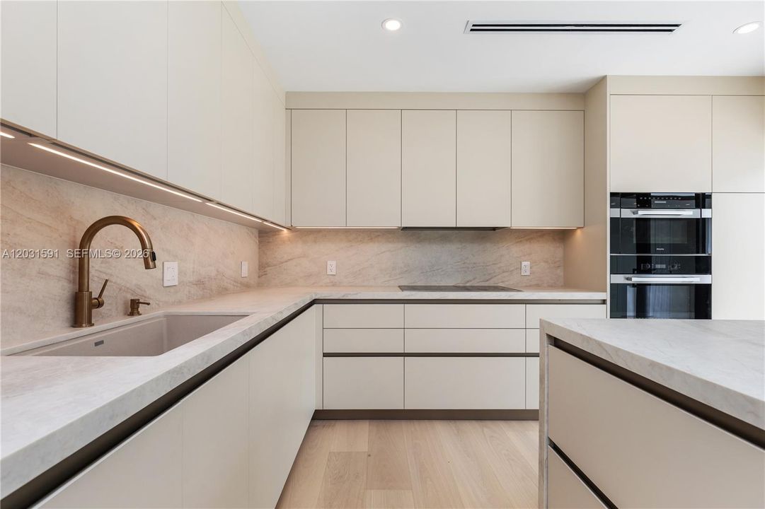 For Sale: $1,950,000 (3 beds, 3 baths, 1555 Square Feet)