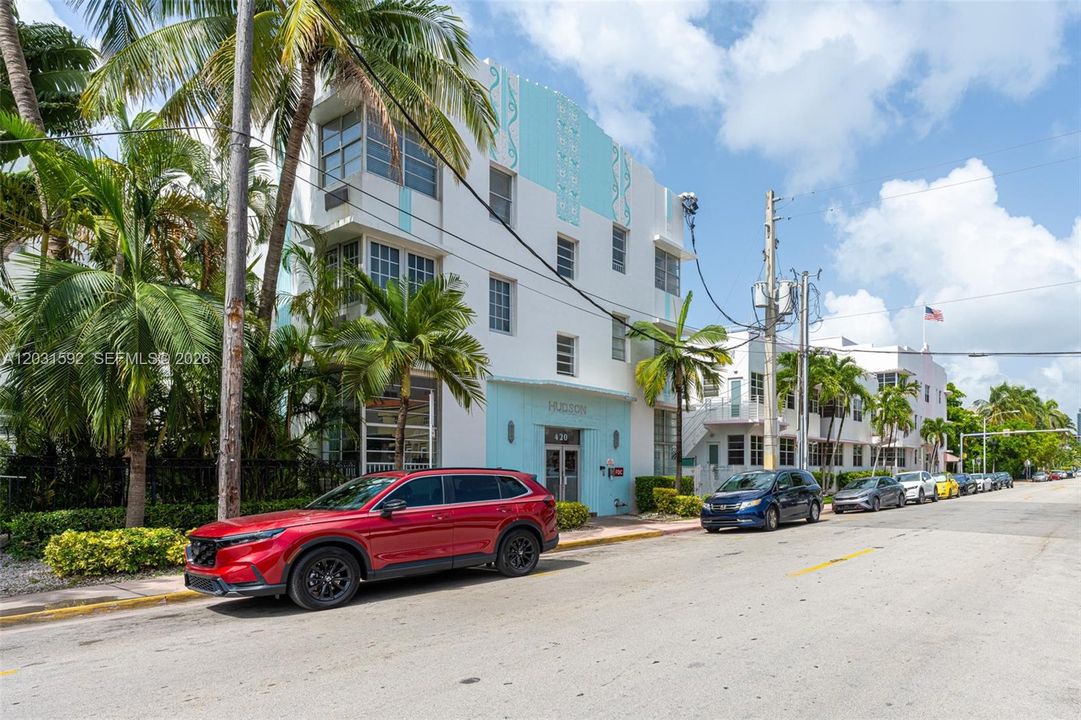 For Sale: $375,000 (1 beds, 1 baths, 537 Square Feet)
