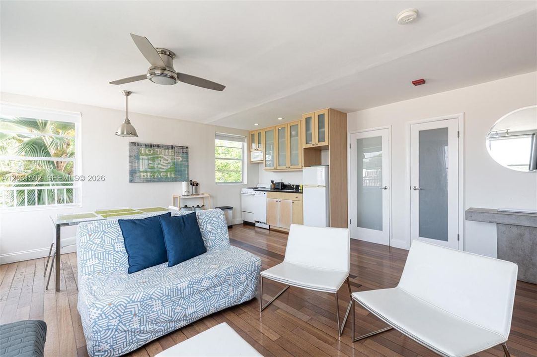 For Sale: $375,000 (1 beds, 1 baths, 537 Square Feet)