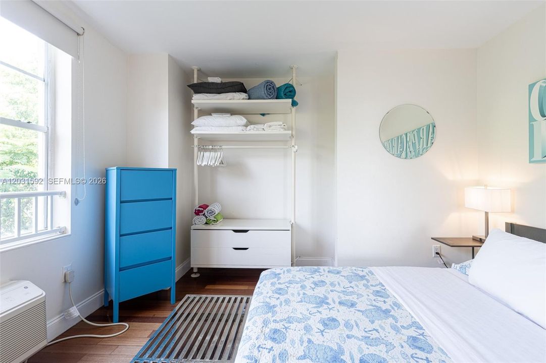 For Sale: $375,000 (1 beds, 1 baths, 537 Square Feet)