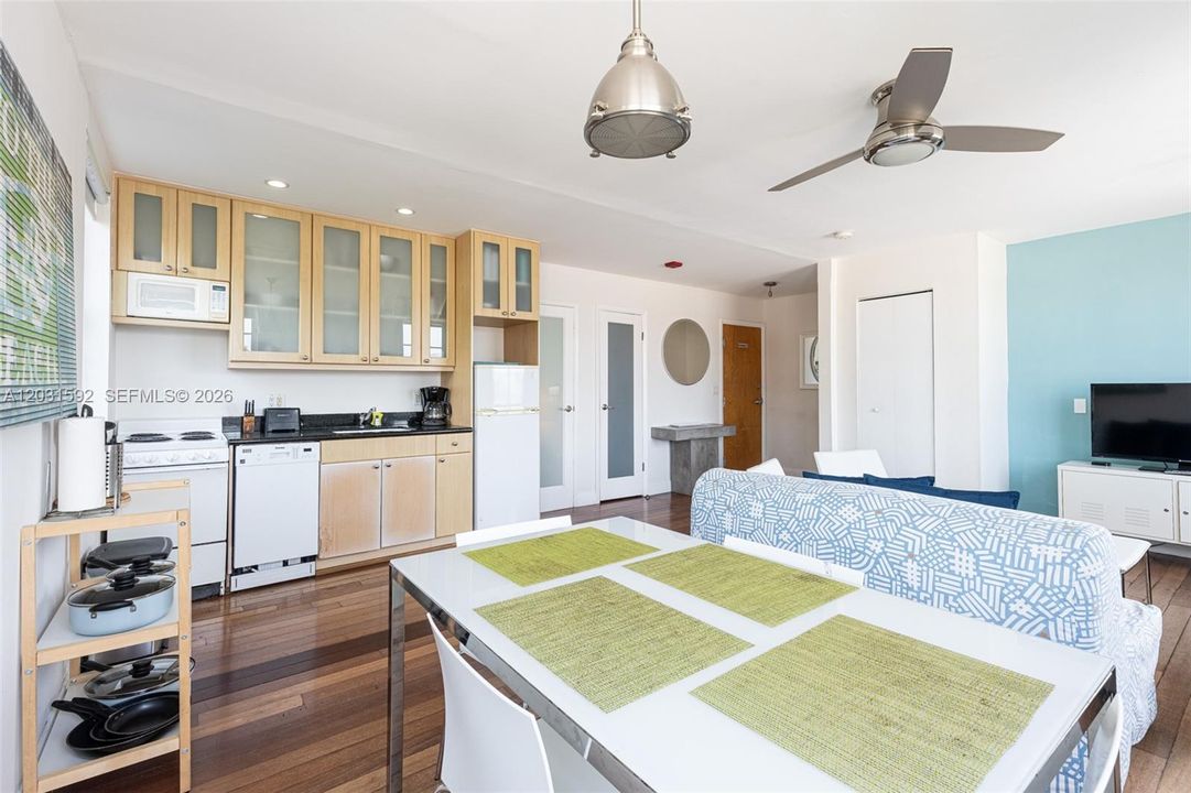 For Sale: $375,000 (1 beds, 1 baths, 537 Square Feet)