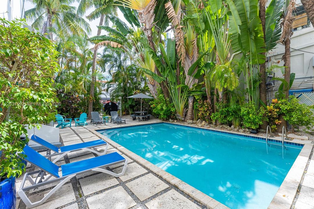 For Sale: $375,000 (1 beds, 1 baths, 537 Square Feet)
