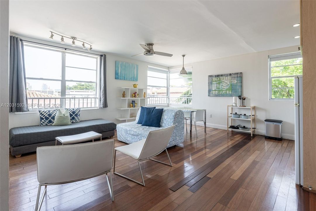 For Sale: $375,000 (1 beds, 1 baths, 537 Square Feet)