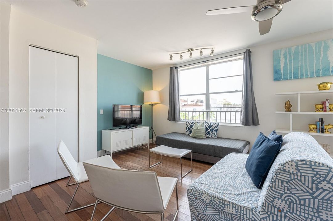 For Sale: $375,000 (1 beds, 1 baths, 537 Square Feet)