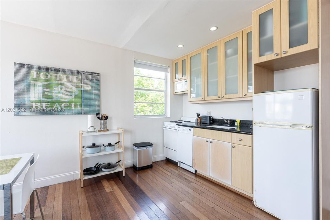 For Sale: $375,000 (1 beds, 1 baths, 537 Square Feet)
