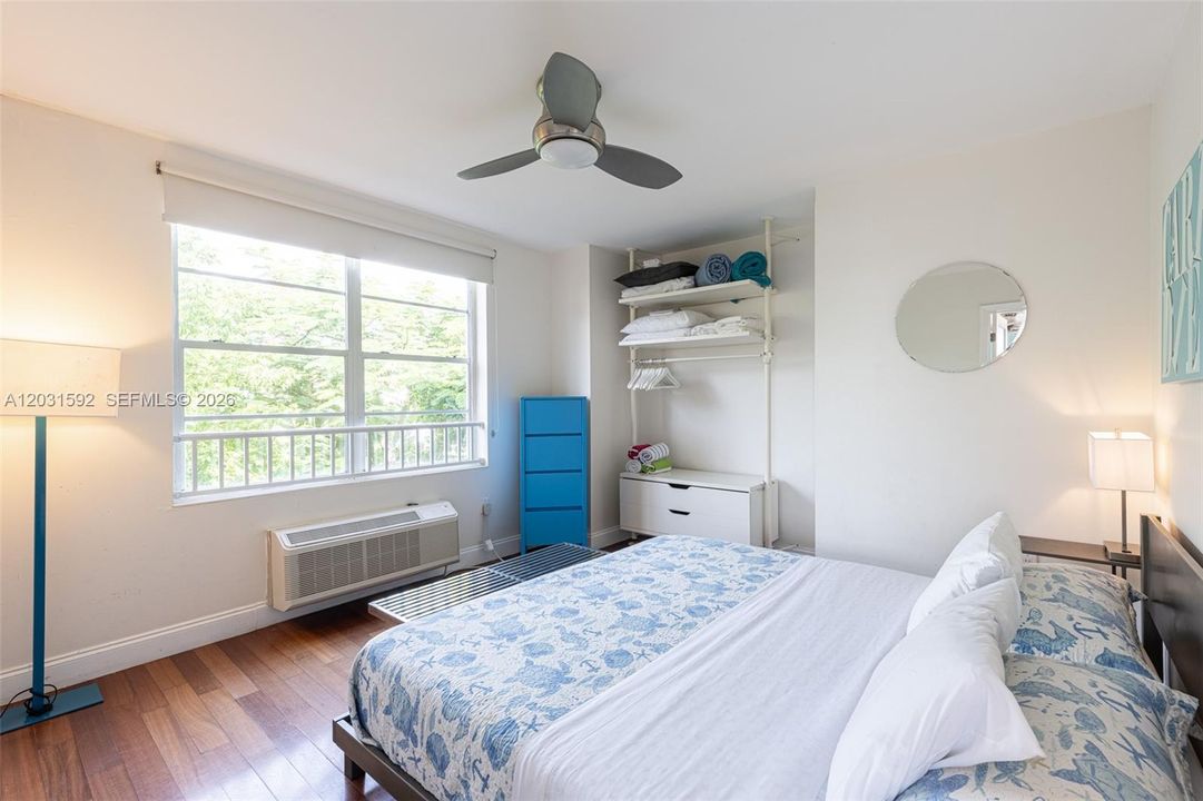 For Sale: $375,000 (1 beds, 1 baths, 537 Square Feet)