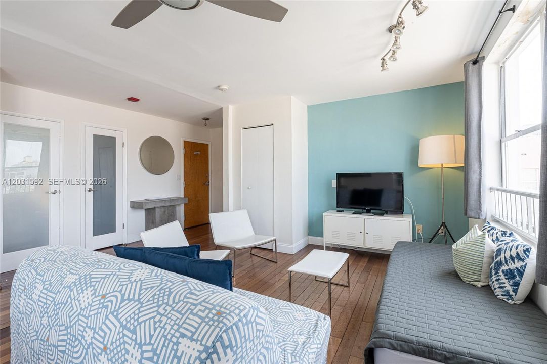 For Sale: $375,000 (1 beds, 1 baths, 537 Square Feet)