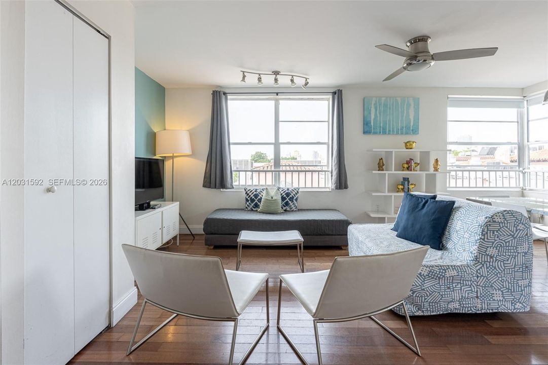 For Sale: $375,000 (1 beds, 1 baths, 537 Square Feet)