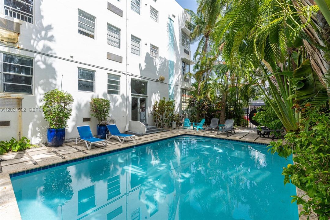 For Sale: $375,000 (1 beds, 1 baths, 537 Square Feet)