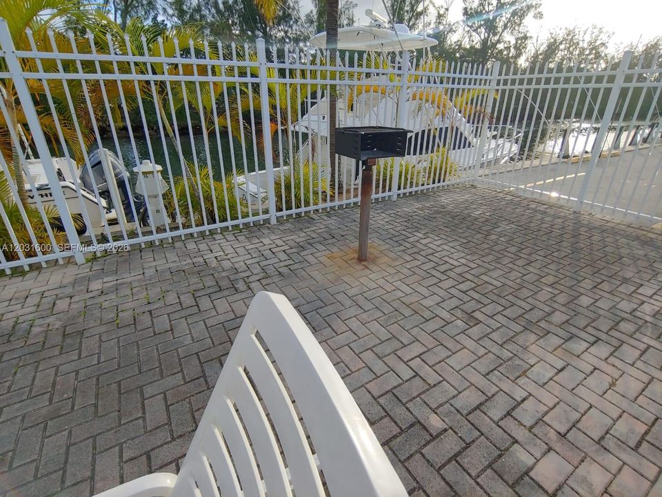 For Sale: $265,000 (2 beds, 2 baths, 1025 Square Feet)