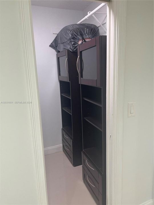 For Rent: $1,950 (1 beds, 1 baths, 671 Square Feet)