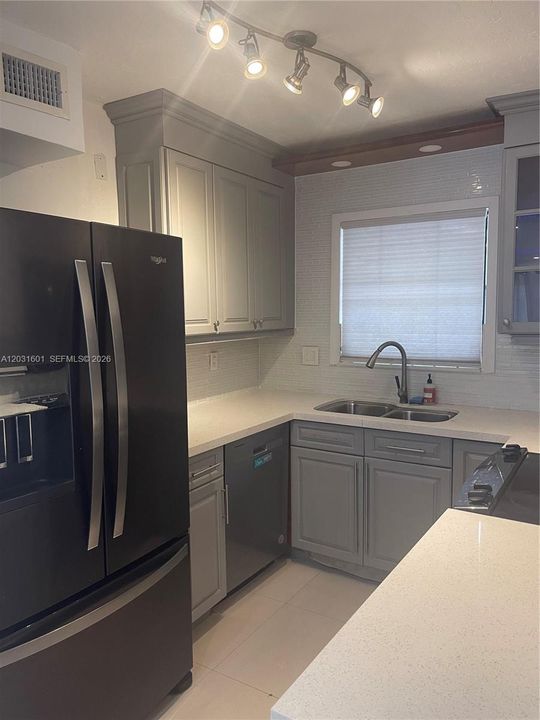 For Rent: $1,950 (1 beds, 1 baths, 671 Square Feet)