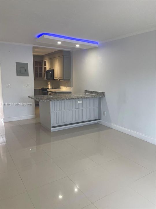For Rent: $1,950 (1 beds, 1 baths, 671 Square Feet)