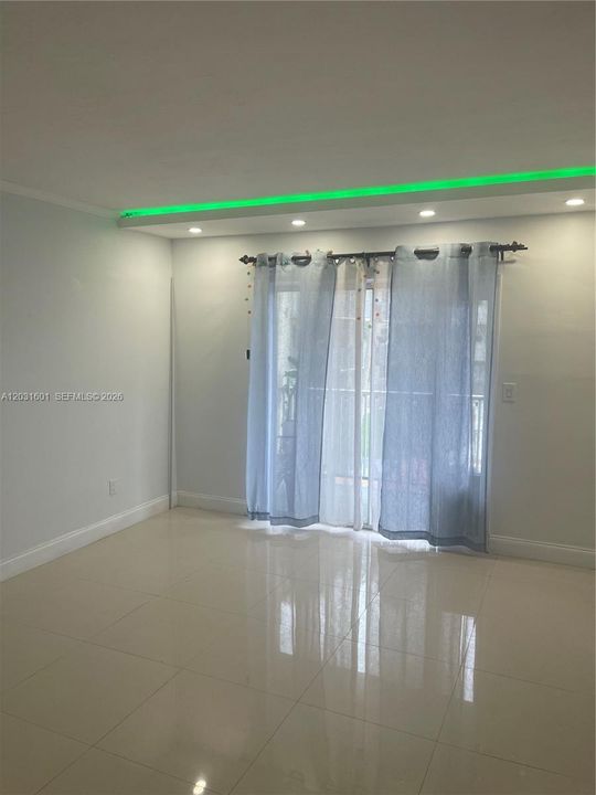 For Rent: $1,950 (1 beds, 1 baths, 671 Square Feet)